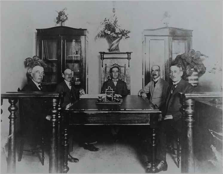 Vereadores da Câmara Municipal de São Bernardo, legislatura de 1926 a 1928. Na foto da esquerda para a direita: Homero Thon, José Maria Figueiredo, então vice-presidente (?), Francisco Perrone, então presidente da Câmara, João Colombo, então secretário da Câmara (?) e Saladino Cardoso Franco, então prefeito. Coleção Clóvis Thon. Reprodução Museu de Santo André Dr. Octaviano Armando Gaiarsa.