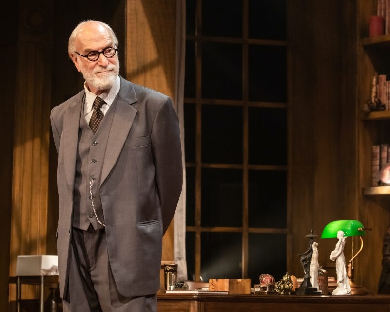 Teatro Municipal de Santo André recebe o espetáculo “A Última Sessão de Freud”