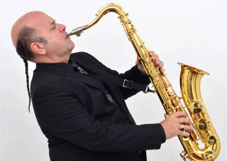 Feira Multicultural traz saxofonista Derico ao Parque Ipiranguinha