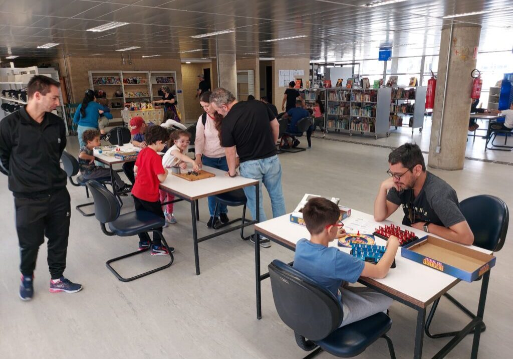 Domingoédia de biblioteca1- Eduardo Merlino